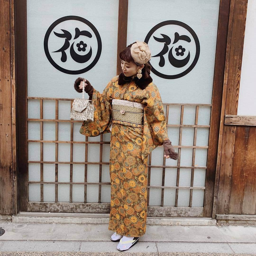 RiLiさんのインスタグラム写真 - (RiLiInstagram)「旅行の楽しみ倍増❣いいね！も倍増❣❣【モダン柄お着物】が大流行中👘🌼 ..... 春休みや卒業シーズンで旅行へ出かけることが多くなるこの時期🌸🌱最近のお洒落っ子たちは、どうやら着物をまとって観光を楽しむ子が多いみたい👀💕浴衣は今まで着たことあるけど、、、着物もトレンドになるなんてびっくりだね😲✨ ダントツで人気なのは【モダン柄】👘💕お着物っていうと地味めで大人の女性が着るものイメージが強かったけど、最近のお着物は柄が細かかったり、淡い色味から派手めなものまで若い子でも取り入れやすいデザインなのがキュンときちゃう🙈💓 アクセントでベレー帽やティペットを取り入れたり、ブラウスを中に着こんだり🎶バッグも巾着ではなくヴィンテージライクなものをチョイスするとワンランク上のイマドキっぽ着こなしが楽しめちゃうよ😊👍 ❣ ❣ ❣ ❣ ❣ サイトやSNSで掲載させていただくお写真募集中😘📸 かわいいコーデやアイテム、注目スポットなどが撮れたら、ハッシュタグ→#rili_tokyo  を付けて投稿❗ ． Special Thanks💋 Photo by @naa019 @__nnm09 @____moekaaa @shchonn0604 @19.chi____ @kozu_15 @una_treat @_______ssiu @red_mnm08 @miyuustagram__ ． #春 #春コーデ  #モダン柄着物�#着物 #レンタル着物 #モダン柄 #観光 #小花柄 #ベレー帽 #レースインナー #ワントーンコーデ #シンプルコーデ  #カジュアルコーデ #ガーリーコーデ #置き画 #置き画くら部 #今日のコーデ #コーデ #コーディネート #RiLi  #おしゃれさんと繋がりたい #お洒落さんと繋がりたい #ファッション #패션스타그램 #ootd #outfit」4月7日 12時00分 - rili.tokyo