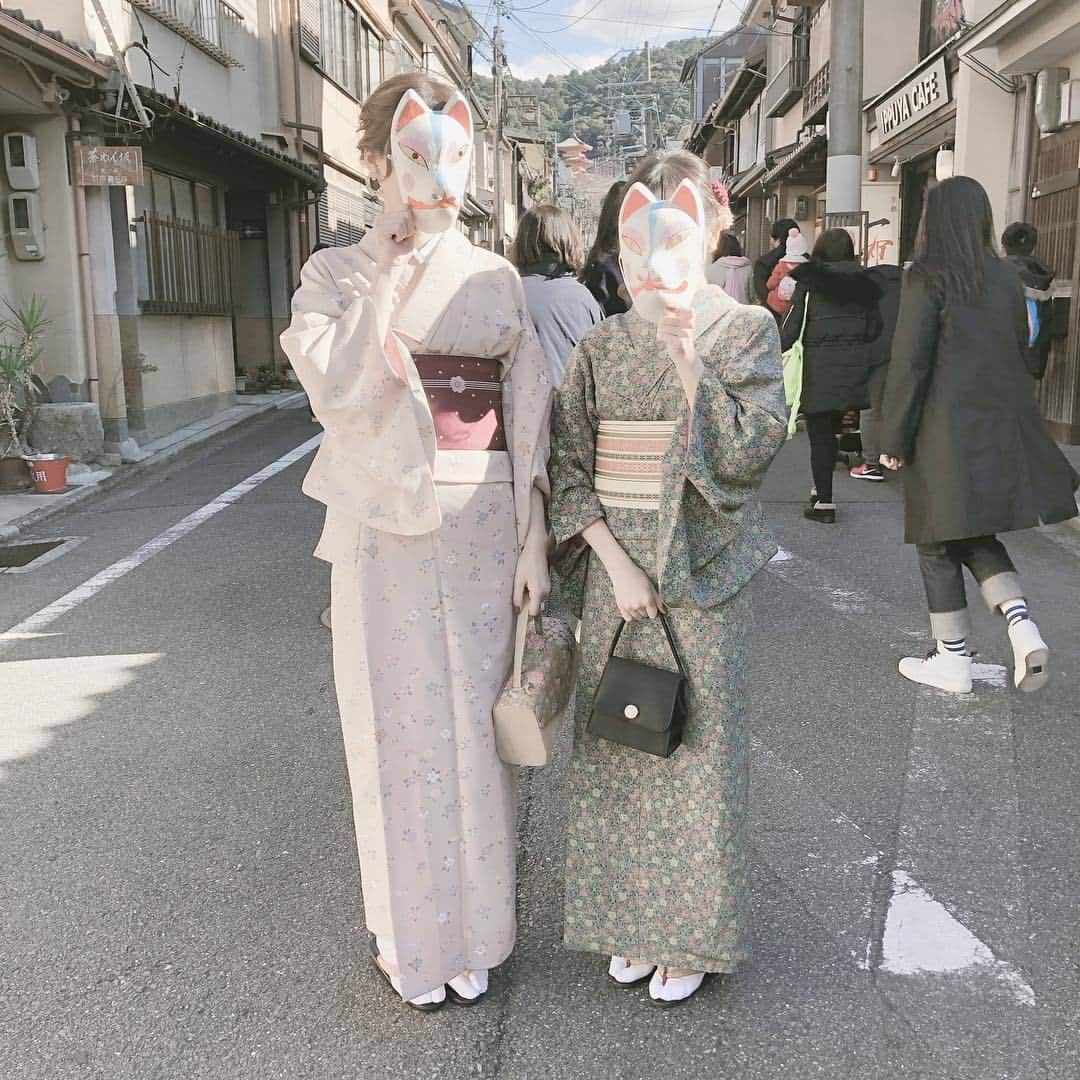 RiLiさんのインスタグラム写真 - (RiLiInstagram)「旅行の楽しみ倍増❣いいね！も倍増❣❣【モダン柄お着物】が大流行中👘🌼 ..... 春休みや卒業シーズンで旅行へ出かけることが多くなるこの時期🌸🌱最近のお洒落っ子たちは、どうやら着物をまとって観光を楽しむ子が多いみたい👀💕浴衣は今まで着たことあるけど、、、着物もトレンドになるなんてびっくりだね😲✨ ダントツで人気なのは【モダン柄】👘💕お着物っていうと地味めで大人の女性が着るものイメージが強かったけど、最近のお着物は柄が細かかったり、淡い色味から派手めなものまで若い子でも取り入れやすいデザインなのがキュンときちゃう🙈💓 アクセントでベレー帽やティペットを取り入れたり、ブラウスを中に着こんだり🎶バッグも巾着ではなくヴィンテージライクなものをチョイスするとワンランク上のイマドキっぽ着こなしが楽しめちゃうよ😊👍 ❣ ❣ ❣ ❣ ❣ サイトやSNSで掲載させていただくお写真募集中😘📸 かわいいコーデやアイテム、注目スポットなどが撮れたら、ハッシュタグ→#rili_tokyo  を付けて投稿❗ ． Special Thanks💋 Photo by @naa019 @__nnm09 @____moekaaa @shchonn0604 @19.chi____ @kozu_15 @una_treat @_______ssiu @red_mnm08 @miyuustagram__ ． #春 #春コーデ  #モダン柄着物�#着物 #レンタル着物 #モダン柄 #観光 #小花柄 #ベレー帽 #レースインナー #ワントーンコーデ #シンプルコーデ  #カジュアルコーデ #ガーリーコーデ #置き画 #置き画くら部 #今日のコーデ #コーデ #コーディネート #RiLi  #おしゃれさんと繋がりたい #お洒落さんと繋がりたい #ファッション #패션스타그램 #ootd #outfit」4月7日 12時00分 - rili.tokyo