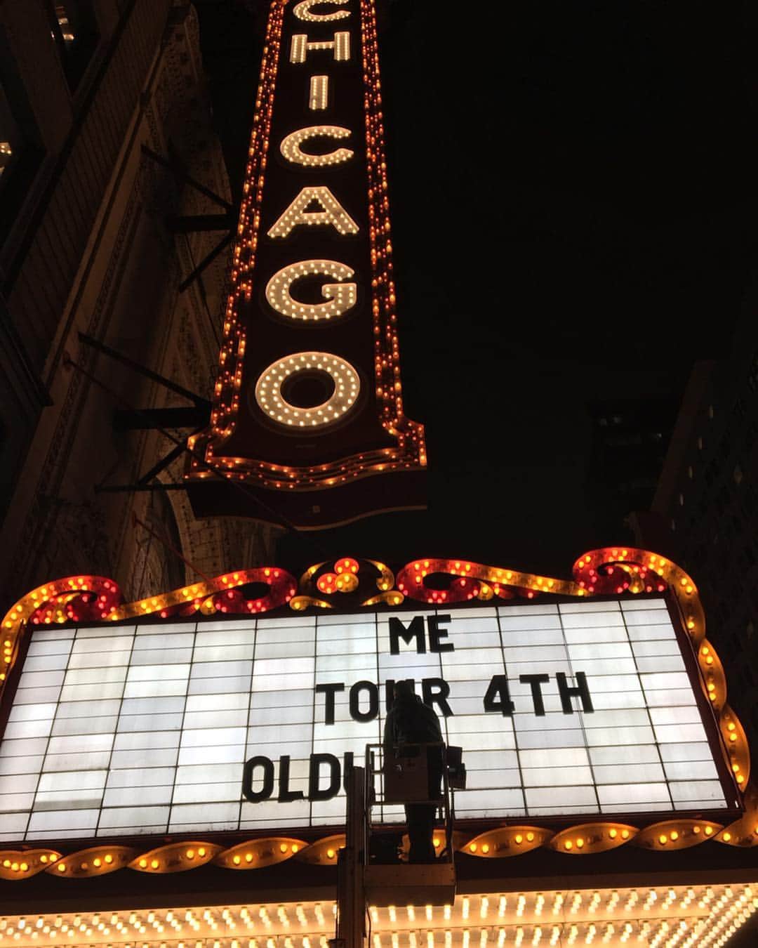 早川茉希さんのインスタグラム写真 - (早川茉希Instagram)「【Perfumeライブin Chicago🎶】 ・ 北米ツアーでPerfumeがシカゴにやってきました！！✈️ 場所は、シカゴを代表するネオンが有名な 100年近い歴史のある#シカゴ劇場 ！✨ ・ シカゴ劇場にPerfumeの文字を見て感動🤭❤️ くるみちゃんとどこかで着たいねと話していた お揃いのワンピースで参戦しました😁💓 ・ 会場には、日本人が大集合☺️🙏🏻 さらに、アメリカ人ファンも沢山✨ ライブ中、気持ち良さそうに音に乗っていました！ 改めて聴くと、Perfumeの曲って音が良い👏🏻☺️ ・ 去年リリースされた「Future Pop」は、 19の国と地域でiTunes エレクトロニック・アルバム・チャート １位を獲得したのだそう！🏆✨ ・ 更に、今月カリフォルニア州で開催される 米最大の野外フェスCoachellaに初出演するなど アメリカでもPerfume人気が高まっているようです🤔  ダンスと光のコラボ演出も凄かったし、 日本語と英語のMCも可愛かった、、😍 ・ ふと、#テレビ埼玉 時代に番組の企画イベントで 先輩の千尋さんと二人ポリリズムを 踊ったのを思い出した😂❤️ ・ OA後に夜な夜な練習して 文化祭前みたいに楽しかったな(*´∀｀*) 今振り返っても、すごく斬新な企画😁笑  本物の#ポリリズム を見られて 感激でした！🤗 ・ #perfume #パフューム #futurepoptour #chicago #chicagotheatre #Perfumeの文字 #しかし帰り際にはもう撤去 #作業しているところを初めて見た #アメリカ暮らし #シカゴ #シカゴ生活 #駐在妻さんと仲良くなりたい #ライブ #カラオケ行きたくなった」4月7日 11時55分 - maki_hayakawa