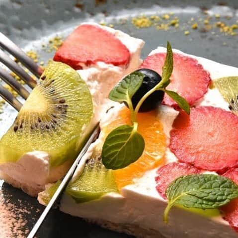東京カレンダーさんのインスタグラム写真 - (東京カレンダーInstagram)「モーニングでしか味わえない、この「フルーツサンド」。口に運んだ時の食パン、生クリーム、フルーツの一体感が素晴らしい。 早起きした朝に出かけよう。 #東京カレンダー #東カレ #tokyocalendar #morning #銀座 #Furutoshi #フルーツサンド #朝ごはん」4月7日 12時01分 - tokyocalendar