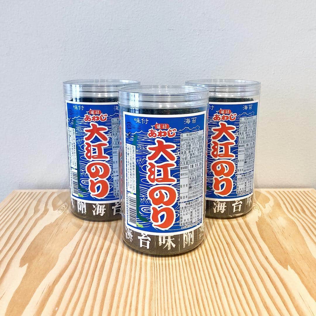BEAMS JAPANさんのインスタグラム写真 - (BEAMS JAPANInstagram)「＜再入荷食品特集＞ ご好評につき品切れとなっていた商品が 再入荷いたしました！！ . ▼大江のり(兵庫県淡路島) 有明海で育った最高品質の海苔の中でも 特に柔らかく美味しいといわれる 「一番のり」だけを使用。 パリッとした食感と絶妙な味の濃さ、 食べ出したら止まりません！ ¥920+tax . ▼手延べ乾かし麺そろそろ(兵庫県淡路島) そうめんより太くコシのある麺で、 旨味のある塩分とほんのり残る菜の花の香りが特徴です。 “冷”でも“温”でも“和”でも“洋”でも 美味しくいただけます！ ¥600+tax . ▼だし無双(青森県千畳敷) 添加物なし！塩分も加えておりません。 あらゆる料理に使っていただける万能魚粉です。 ※ラベルが2種類ございますが、 中身は全く同じものです。 ¥380+tax  BEAMS JAPAN 1F ☎︎ 03-5368-7314 #beams  #beamsjapan  #beamsjapan1st  #ビームスジャパン #新宿 #新宿三丁目 #日本製 #madeinjapan #再入荷  #淡路島 #兵庫県 #千畳敷 #青森県 #大江のり #そろそろ #乾麺 #だし無双」4月7日 11時58分 - beams_japan