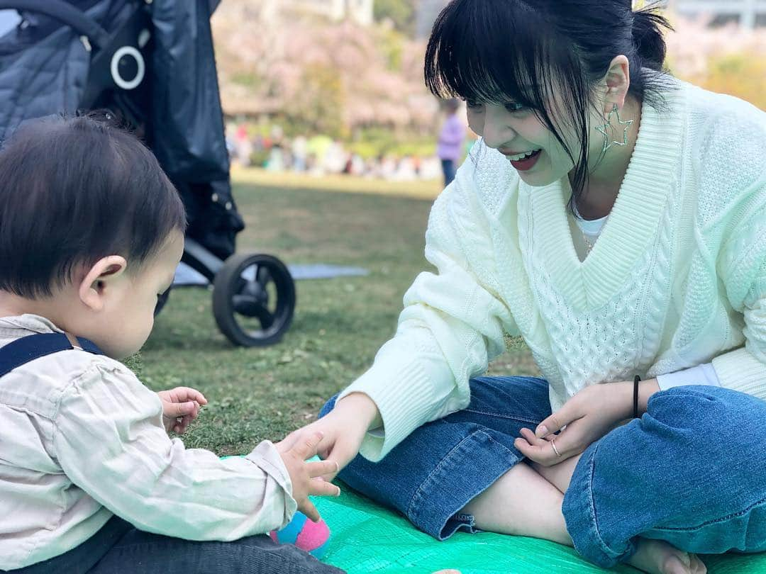 田中優衣さんのインスタグラム写真 - (田中優衣Instagram)「綺麗な桜と🌸. 可愛い子供達と👶🧒📛. 美味しい食べ物に囲まれて楽しい休日を過ごしました。 社会人って凄いと思う一週間でもあったし. お母さんって凄いと改めて思う一週間でした。 本当に楽しかった〜😊💘」4月7日 11時59分 - heisei_8nen