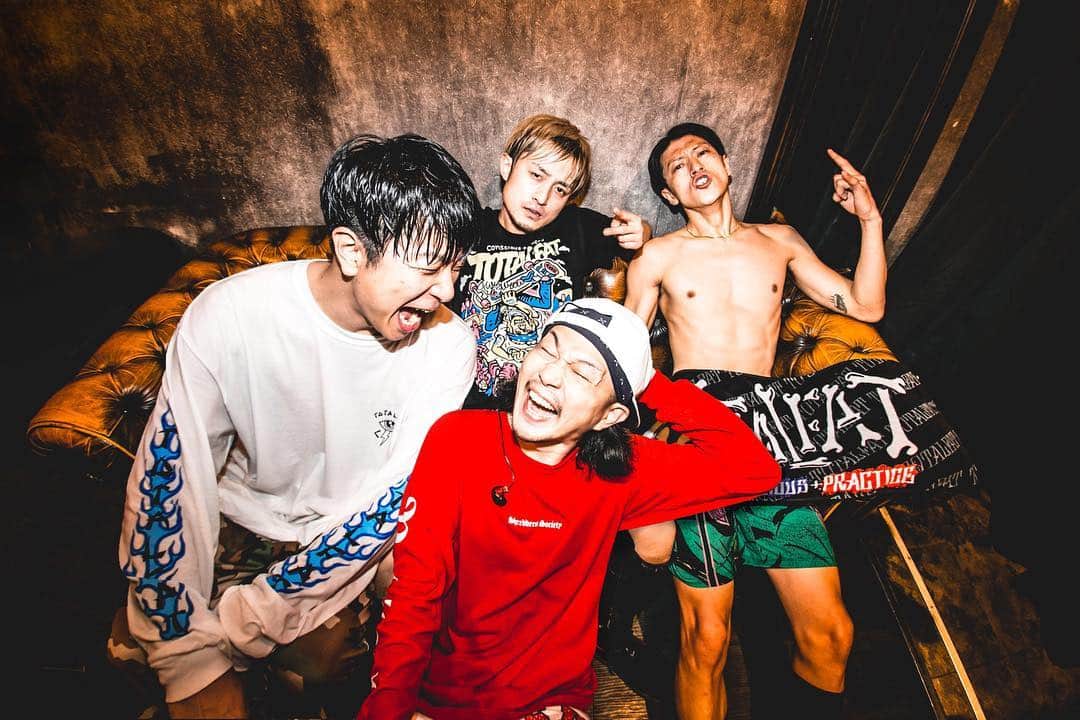 TOTALFATのインスタグラム：「〈大切なお知らせ〉  2004年 TOTALFATに加入し、TOTALFATが誇るスーパーギタリストとして15年間活動を共にしたKubotyが 今年10月22日（火祝）新木場STUDIO COASTでのワンマンライブをもって、TOTALFATを脱退する事になりました。  Kuboty脱退後は、Shun、Jose、Buntaの3人で3ピースバンドとして止まることなく活動していきます。  オフィシャルホームページにメンバーからのコメントを掲載しておりますのでご一読ください。  TOTALFATの15年間を詰め込んだKuboty最後のライブ、是非お越しください！ ・ ・ 「TOTALFAT presents Kuboty's Last Show "FINAL SHRED"」 2019.10.22(火祝) 新木場STUDIO COAST ワンマンライブ  ただいまよりチケット最速先行 FAT CLUB先行受付開始です。 http://totalfat.net」