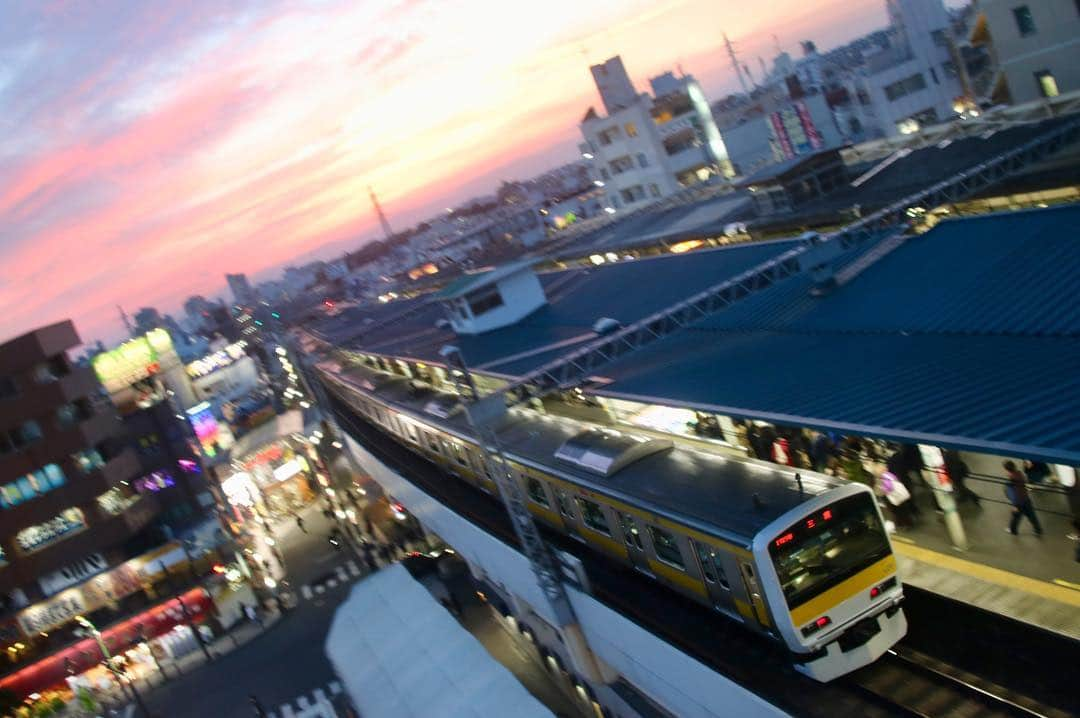 徳永ゆうきさんのインスタグラム写真 - (徳永ゆうきInstagram)「夕焼けの高円寺。 #鉄道写真 #撮り鉄 #鉄道好き #JR東日本 #高円寺駅 #E231系 #三鷹行き #流し撮り #夕焼け」4月7日 12時06分 - tokuchan_1113