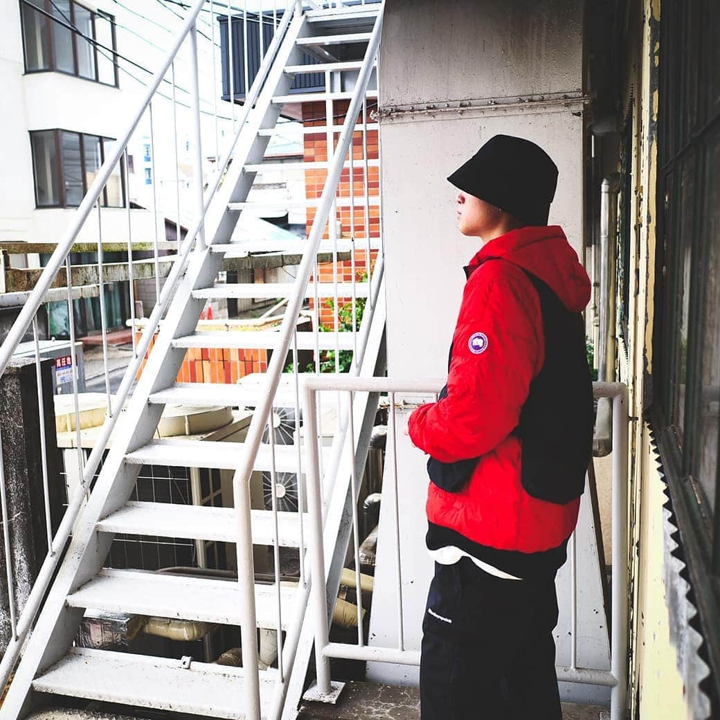 ARKnetsさんのインスタグラム写真 - (ARKnetsInstagram)「. ＼ CANADA GOOSE -19SS Collection- ／ . 2019 SPRING & SUMMER  CANDA GOOSE STYLING by ARKnets 極寒の地でも耐えうる圧倒的な防寒性とスタイリッシュなデザインが支持されて、冬の人気ブランドとなったCANADA GOOSE。今回は、春夏でもおしゃれに着こなせるアイテムをARKnets Staffがご紹介いたします。 . ≪収納可能なダウンプルオーバー≫ . ■MEN STYLING / NO.005 Name：WILMINGTON PULLOVER Price：¥64,000（+tax） No：2212M . 軽量でコンパクトに収納可能なこのダウンプルオーバーは、フェザーライトリップストップ素材を採用しており、予測不能な天候から身を守ってくれる。切り替えのある袖とアンダーアームのガセットが動きやすさを実現。サイドシームのジッパーで脱ぎ着しやすく、蒸れにくく、下に着たレイヤリングにアクセスしやすくなっている。 . ■プロフィールから特設ページへリンクできます！ . . 【 ARKnets Search／取り扱い店舗 】 FOLLOW US!! @ark.standard @ann_de_ark @pierlounge.by.ark.bellmall @pierlounge.by.ark.laketown @pierloungebyark_opa . ■商品や通信販売に関しまして、 ご不明な点がございましたらお気軽にお問い合わせください。 . ----------------------------------- 【お問い合わせ】 ARKnetsコールセンター TEL：028-634-1212 ( 営業時間 12:00～19:00 ) ※店舗へ繋がりにくい場合には、こちらまでお問合せ下さい。 ------------------------------------- #arknets #arkstandard #anndeark #pierloungebyarkbellmall #pierloungebyarklaketown #pierloungebyarkopa #栃木 #宇都宮 #群馬 #高崎 #styling #スタイリング #スタイル #fashion #ファッション #レディースファッション #春コーデ #レインジャケット #ジャケット #canadagoose #カナダグース」4月7日 12時06分 - arknets_official