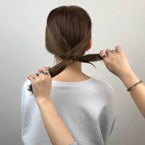 のインスタグラム：「✔style by @younegi 【 #ALBUM動画_アレンジ_ミディアム】 ↑別パターンはこちら↑ . cut + color ¥3,500~ double color ¥8,000~ treatment ¥2,000~ etc... ※店舗により料金が異なります。 . . ポニーアレンジ ゴム1つで出来ちゃいます♡ . 横と後ろを分けてから 横の毛をクロスせさ、後ろ毛を囲みます☝︎ . シニヨンの下の方でゴムで結び くるりんぱ！ あとは、くずして完成です◎ . . こちらのスタイルは 原宿店の根岸 優（ @younegi ） が担当いたしました！ . 何かご不明点がございましたら お気軽にコメントください。 . 担当スタイリストからも コメントいたします！ . ALBUM（ @album_hair ） . . TV、CM、映画、広告、タレント、 ミュージシャン、雑誌、ブライダルなどの ヘアメイクも承っております。 . 【お問い合わせ先】 ALBUM OFFICE TEL / 03-6712-5547 FAX / 03-6712-5548 MAIL / info@album-hair.com . . . #ミディアム #セミロング #美容室 #ヘアスタイル #ヘアセット #カラー #ハイライト #グレージュ #外国人風カラー #ハイライトカラー #ヘアアレンジ #アレンジ #外国人風 #インサ#美容師 #髮型 #髮型師 #髮型設計#攝影 #染髮 #发型 #護髮 #日系髮型#ทรงผม #헤어 #염색 #단발머리 #haircolor」