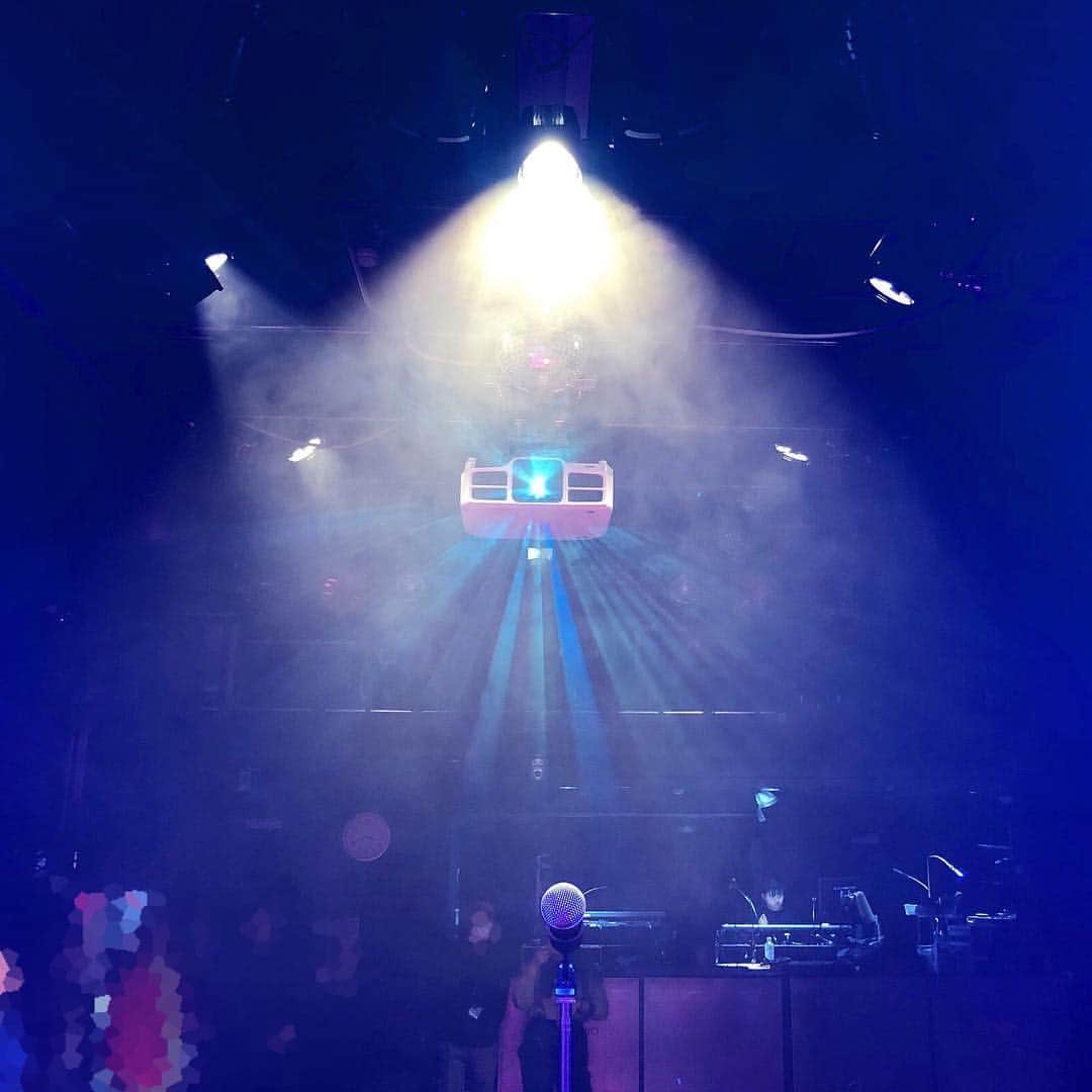 内田珠鈴さんのインスタグラム写真 - (内田珠鈴Instagram)「🎤 ライブする時いつも見える プロジェクターからの光がきれい」4月7日 12時17分 - shuri_426