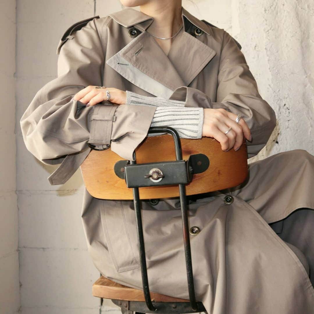 吉祥寺 古着屋 Orfeoのインスタグラム：「Double Collar Trench Coat  #orfeo #kichijoji #tokyo #vintage #used #coordinate #outfits  掲載商品のお問い合わせはメールにて承っております。コメント、DMでのお問い合わせは受け付けておりませんのでご了承ください。」