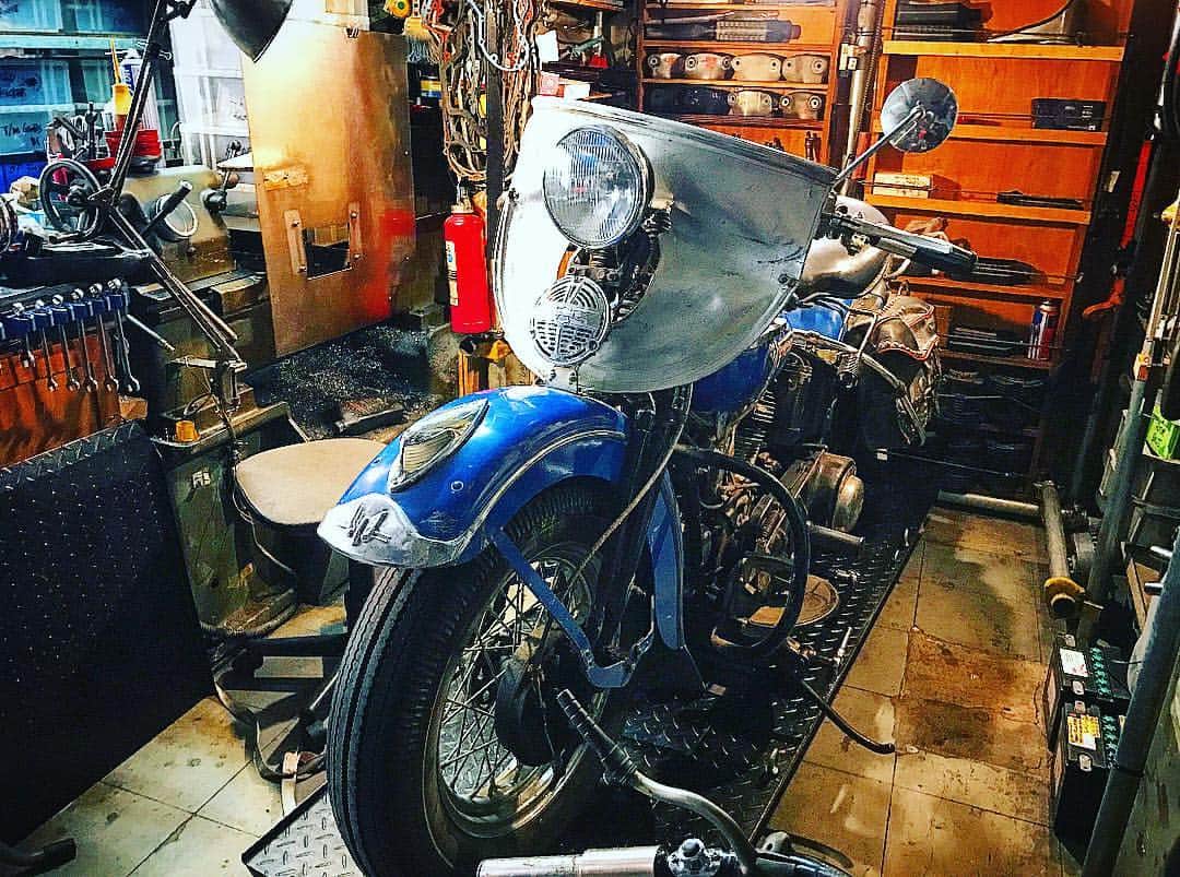 大川知英のインスタグラム：「48's HARLEY DAVIDSON PAN HEAD original paint🇺🇸vintage bike NYから来た71歳のレジェンドが まもなく始動の時👨🏽‍✈️coming soon🚬 #harleydavidson #panhead #originalpaint #48s#vintage#bike #間も無く始動します#newyork  #71歳#レジェンド#amecajiboys  #takatsubase」