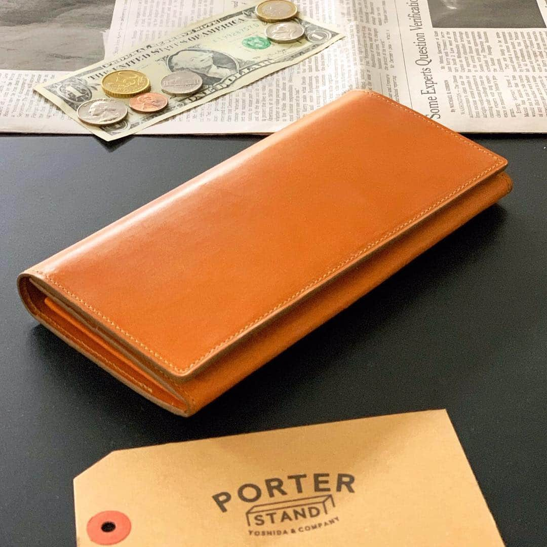 PORTER STANDさんのインスタグラム写真 - (PORTER STANDInstagram)「『PORTER STAND TOKYO STATION』  こんにちは。 本日は、ご好評いただいている「ポーター ビルブライドル」シリーズよりロングウォレットをご紹介いたします。英国のブライドルレザーを使用したハイクラスな革小物シリーズです。このシリーズは、1840年に英国・ブリストルで創業したTHOMAS WARE&SONS社のブライドルレザーを使用しています。英国国内の原皮を使用し、鞣しを終えた後10週以上かけて職人が一枚ずつ手塗りで蝋を染み込ませています。革の表面に浮き出ている白い粉は、“ブルーム”と呼ばれる蜜蝋や植物性油などの蝋分です。使い込むうちに徐々に革の油分と蝋分により艶が増し、色も深まり経年変化をお楽しみいただけるのも魅力のひとつです。本日ご紹介するロングウォレットは、内装に多くのカード段や仕切りポケットを設けており、カードやレシートなどを整理しやすい作りになっています。 是非店頭でお手にとってご覧ください。  ポーター ビルブライドル ロングウォレット ￥51,000（税別）  #yoshidakaban #porter #吉田カバン #ポーター #luggagelabel #porteryoshida #porterflagshipstore #kurachikabyporter #porterseoul #potr #madeinjapan #japan #porterstand #shinagawa #tokyo #station #billbridle #bill #bridle #longwallet」4月7日 12時13分 - porter_stand