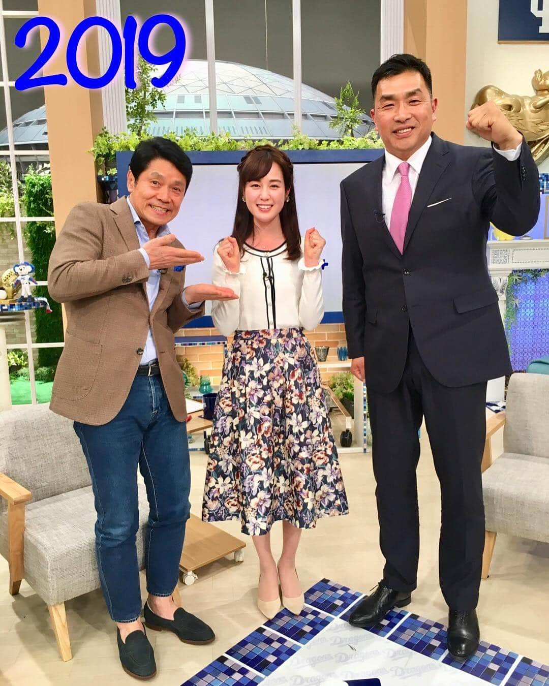 宮武紗里さんのインスタグラム写真 - (宮武紗里Instagram)「. 今週のドラゴンズは手に汗握る試合が続いていますね🙏 連日、心臓がバクバクと忙しく稼働しております😳  上山アナからドラHOT +を引き継ぎ、ちょうど一年が経ちました🐣  一年前の初回放送後は、緊張から一気に解き放たれ、膝から崩れ落ちていきました（笑）昌さんに笑われたことを懐かしく思い出します。  初心を忘れず、今シーズンも野球を存分に楽しみます😊😊 ・ ・ 30年以上MCを続けられる峰竜太さん。 そして、ドラゴンズのレジェンドたち。  これからも毎週土曜日の夕方5時からはドラHOT +をよろしくお願いします⚾️ ・ #ドラゴンズ #ドラHOT + #峰竜太 さん #山本昌 さん #東海テレビ #アナウンサー #宮武紗里」4月7日 12時13分 - sari_miyatake