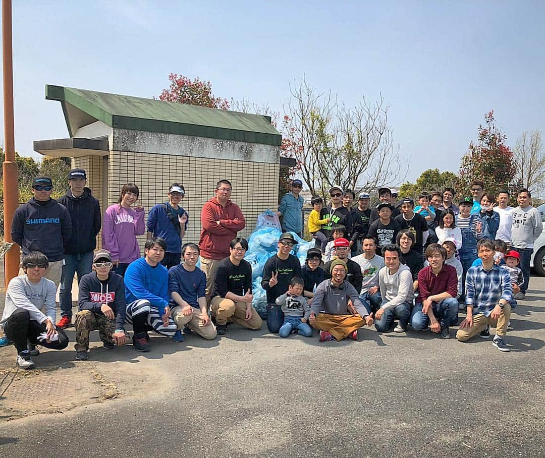 伊豫部健さんのインスタグラム写真 - (伊豫部健Instagram)「昨夜山口県から戻り、今日は毎月恒例のゴミ清掃ボランティア活動の日(^^) 今回は地元常滑市でのゴミ清掃‼️ 地元の10ftuディーラーさんでもある、各店舗のイシグロさんが参加してくださり助かりました😭 これからも皆んなで協力して頑張っていきたいです💪💪💪 参加された皆様、お疲れ様でした‼️ @autogarage_omy @hayabusa.fishing @10tenfeetunder_kiob @se9rets @gary_international_kk @hayabusafishinghooks @obick_55 @ken_iyobe @shimanofishing_jp @talex_fishing @sunline_japan #kiob #iyoken #イヨケン」4月7日 12時14分 - ken_iyobe