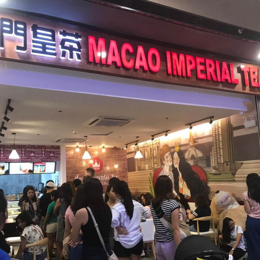 石井あみさんのインスタグラム写真 - (石井あみInstagram)「❂Macao Imperial Tea❂﻿ ﻿ もう、スルー出来ないんですかね。﻿ 行列なんて大嫌いな江戸っ子ですが、﻿ たまたま通りかかって、並んでしまいました。﻿ ﻿ インスタ映えと人気のクマのぬいぐるみは﻿ 首がちょん切れて綿が出ていましたよ。﻿ さすが。﻿ ﻿ 圧巻のメニューの豊富さでしたが、﻿ 先ずはスタンダードなblack pearl milktea🐻﻿ suger levelは均一で選べず。﻿ ﻿ 茶葉を感じられて、﻿ ミルクティがクリーミーだったかな！﻿ ﻿ 明日はどこの飲もうw﻿ もう病気。﻿ ﻿  #cebu#pearlmilktea #boba#セブグルメ#セブ島#セブ島留学」4月7日 12時26分 - ami_cebuyolo