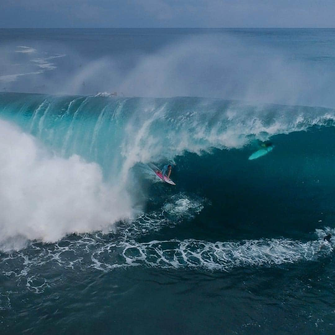 ジェイミー・オブライエンさんのインスタグラム写真 - (ジェイミー・オブライエンInstagram)「I am lucky to be alive today! I took a bad wipeout at pipeline, hit my head on the reef, and blacked out! I am thankful for @buellsurf for making me a wetsuit with its own built in impact vest that saved my life and brought me to the surface. So thankful that when I gained consciousness @scottyvibes and  @bitz_n_pieces were there to help me to the beach! From there I went to the emergency room and got 9 staples to the skull and feel like shit, haha. Thanks @tina.cohen for taking care of me 😊 📸 @jake_of_all_trades」4月7日 12時19分 - whoisjob