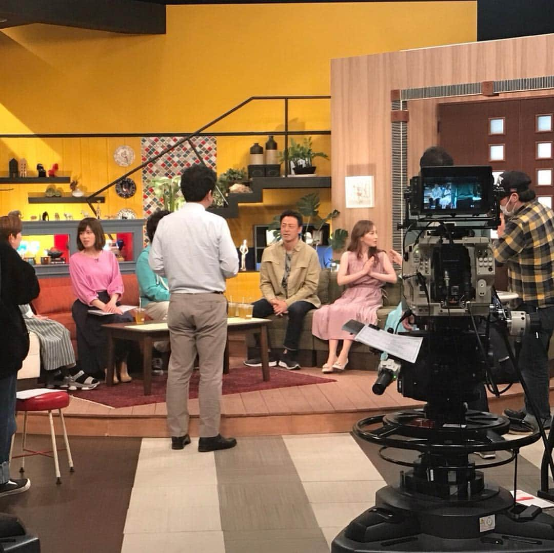 はいだしょうこさんのインスタグラム写真 - (はいだしょうこInstagram)「先日の福岡は、  TVQ「おとななテレビ」スタジオ収録でした☺️✨ 「小浜島」に行った時のロケのVTRもスタジオで見られたんだけど、 楽しかった😆✨ その時は必死だったけれど、 わたくし、身体張っていました😏✨ スタッフさんも😆✨ スタジオゲストで一緒だった、 「浅尾美和ちゃん」と😆✨ 雰囲気があったかくて、明るくて、 なんだか、隣に座っていることが心地よかった‼️😆 美和ちゃんありがとう😃  また、きっと会える気がする。。。✨ なんだか、人って 沢山話しても話さなくても、目が合って笑い合った瞬間に、 ビビビッ感があるな☺️っておもうんだ😃✨ 一緒の事で、一緒に感じ、一緒に 笑い合える感覚✨ そして、もし何もしゃべらなくても、空気感や、居心地の良さというか。。。😊 それが、相性というものなのかなぁ。。🤔 #博多 #福岡 #おとななテレビ #TVQ #浅尾美和 ちゃん #初対面だったよ☺️ #キラキラニコニコな方✨ #出会い。って不思議。 #一生出会わない方もいるのに。 #ふしぎ。。。🙄 #不思議は素敵😆✨」4月7日 12時19分 - haida_shoko