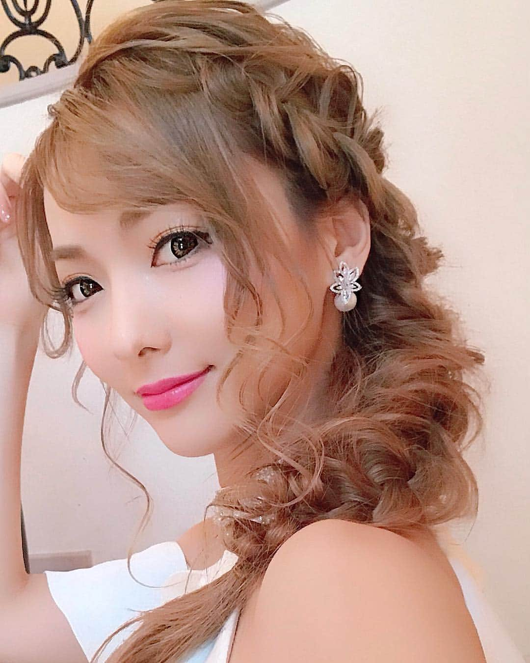 LISA minemuraさんのインスタグラム写真 - (LISA minemuraInstagram)「🌹 撮影でもお店でも付けてる @angelr_dress のキラキラピアス✨💖 @dress_makecat にたくさん入荷してた🤩💖 すーっごくキラキラでかわいいのにリーズナブルでオススメ🙊💗💭 写真で見るより実物の方がもっとキラキラしてるのー💖👀✨💖 ぜひ @dress_makecat に見に行ってみて👌💓 🌹#AngelR #エンジェルアール #キラキラ #ビジュー #キラキラピアス #셀스타그램 #얼스타그램 #카메라 #촬영 #ヘアカラー  #ヘアスタイル #アッシュベージュ  #ベージュブラウン #エクステ #カラコン  #メイク #ドレス #キャバドレス #ナイトドレス #キャバ嬢 #キャバクラ  #長野 #長野市 #権堂 #ドレスショップ #りーみ #長野モデル #長野市モデル #長野県モデル」4月7日 12時20分 - lisa.minemura