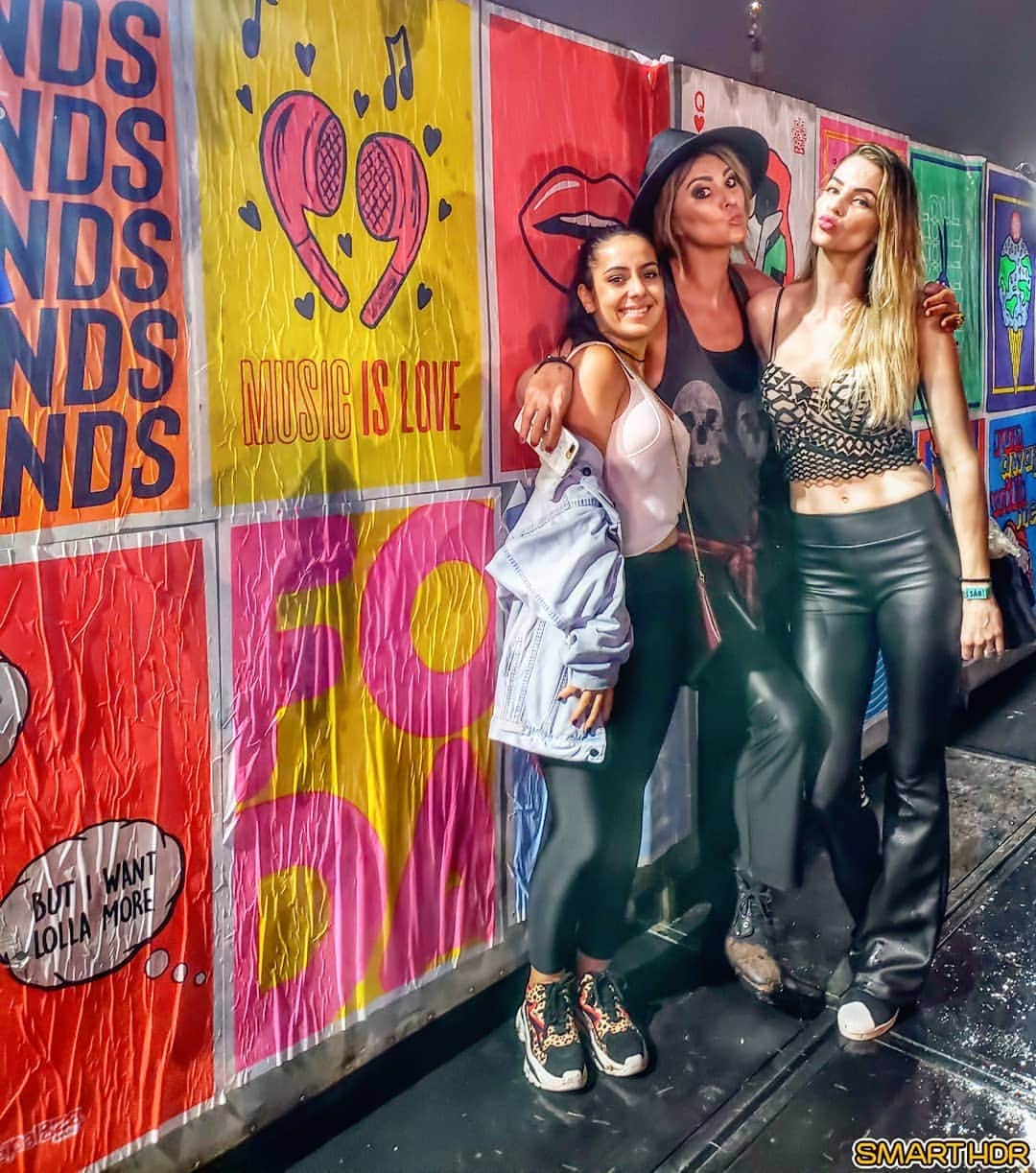 SuelleOliveiraさんのインスタグラム写真 - (SuelleOliveiraInstagram)「Mais um Lollapaloosa com vocês! ❤❤❤ @kasia_skowronska_17 @daniiterra #lolla2019 #comchuva」4月7日 12時24分 - suelleoliveira