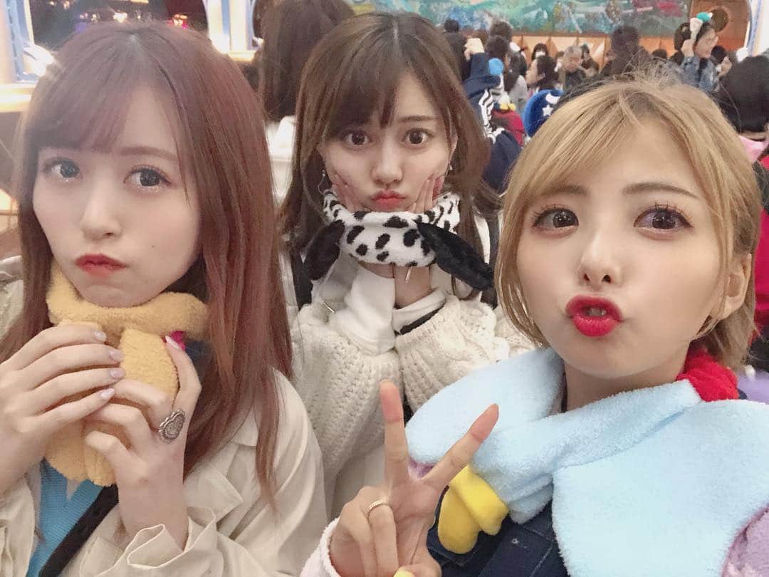 岡田栞奈のインスタグラム：「この前あすかたんとやここ と夢の国に行ってきたよ💓 ・ ・ 混んでたけど人気アトラクション4つ乗れたの✨✨✨ まあでも肝心な映えの写真を ひとつも撮れてないっていうw 4個目の動画、写真だと最後の最後まで思ってポーズを貫く職業病がぬけてない2人でした(笑) もうちょいあったかくなったらまた行く。🥰 ・ ・ それにしてもなかなか個性強めな3人やったな〜👯‍♀️🌟笑 #夢の国 #ディズニー #イースター #薄着しすぎて寒かった  #明日香インスタはじめるってよ」