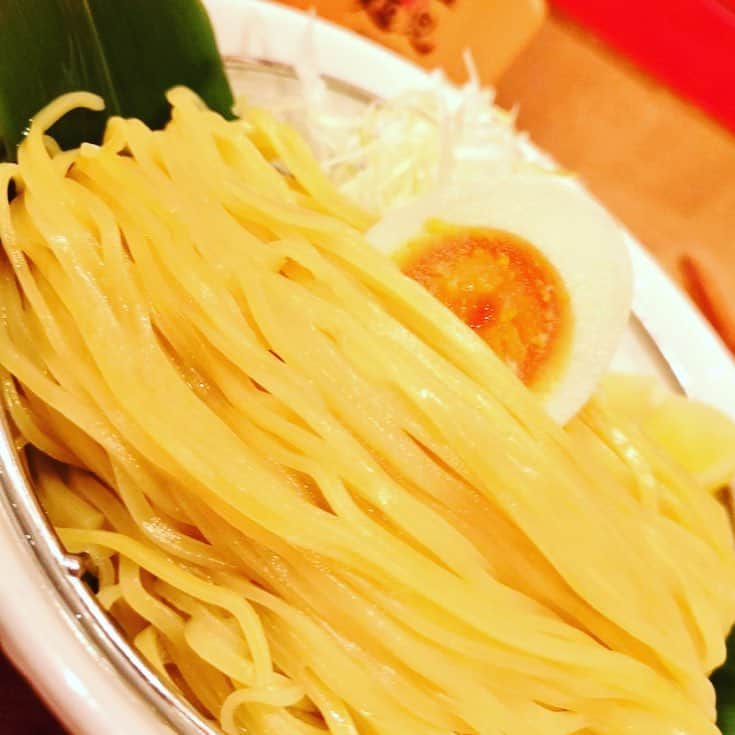 宮田麺児のインスタグラム：「さぁ 宮田麺児へ。  #つけ麺#宮田麺児#ゴールド#T2G ゴールド#黄金#小麦#金運アップ#美味しい」