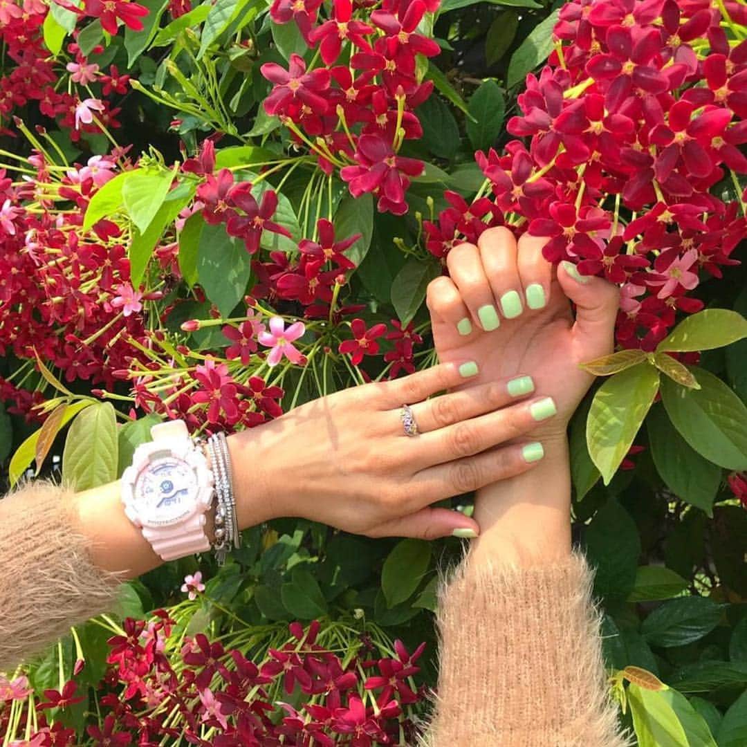 OPIさんのインスタグラム写真 - (OPIInstagram)「Cute. Probably won’t delete later. Grab #HowDoesYourZenGardenGrow for your next mani! #nudenails @mvargas_nails. #flowers #greennails #saturday」4月7日 12時28分 - opi