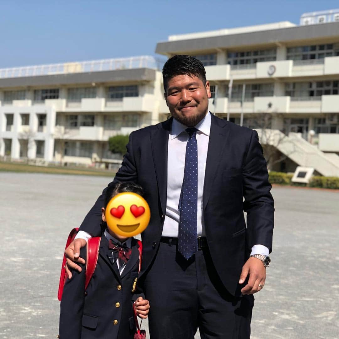 畠山健介さんのインスタグラム写真 - (畠山健介Instagram)「入学式🏫 上の娘が小学生になりました！ 色んなことにチャレンジして欲しい！ おめでとう♫  #ラグビー #rugby #家族 #family #行事 #イベント  #娘 #長女 #daughter #小学校入学式 #小学校 #入学式  #勉強頑張れ #勉強っていうのはイスに座って黒板をノートに写す作業じゃない #学ぶ姿勢の事 #色んなものから色々学んでね」4月7日 12時43分 - hatake03