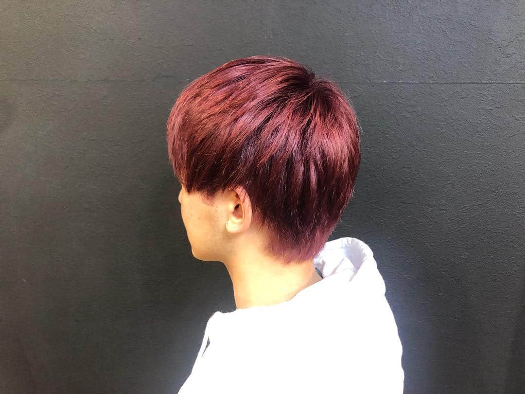 salon PRATiNO(サロンプラチノ)のインスタグラム：「. 🔥❤️🔥❤️🔥 ベリーピンクカラー. 🔥❤️🔥❤️🔥 大学の入学に向けてブリーチしてカラー❣️. とってもイメチェン✨✨ これからカッコイイ髪型で大学生活楽しんでください㊗️✨ . . 【CLAVIS PRATINO】 ◇月曜日～土曜日 11:00～20:00 ◇日曜日 11:00～18:00 ※時間外はお問い合わせください。 愛知県名古屋市中区錦3-4-19石垣ビル７Ｆ ☎︎052-962-7017 . . #hairstyle #hair #cornrow #clavispratino #pratino #hairsalon #FIBREPLEX #nagoya #haircolor #love #特殊ヘア #ブラックヘア  #コーンロウ #ブレイズ  #派手髪 #ヘアカラー  #外国人風カラー#バレイヤージュ #グラデーション  #美容室 #ヘアサロン #クラビスプラチノ #名古屋 #栄 #錦」