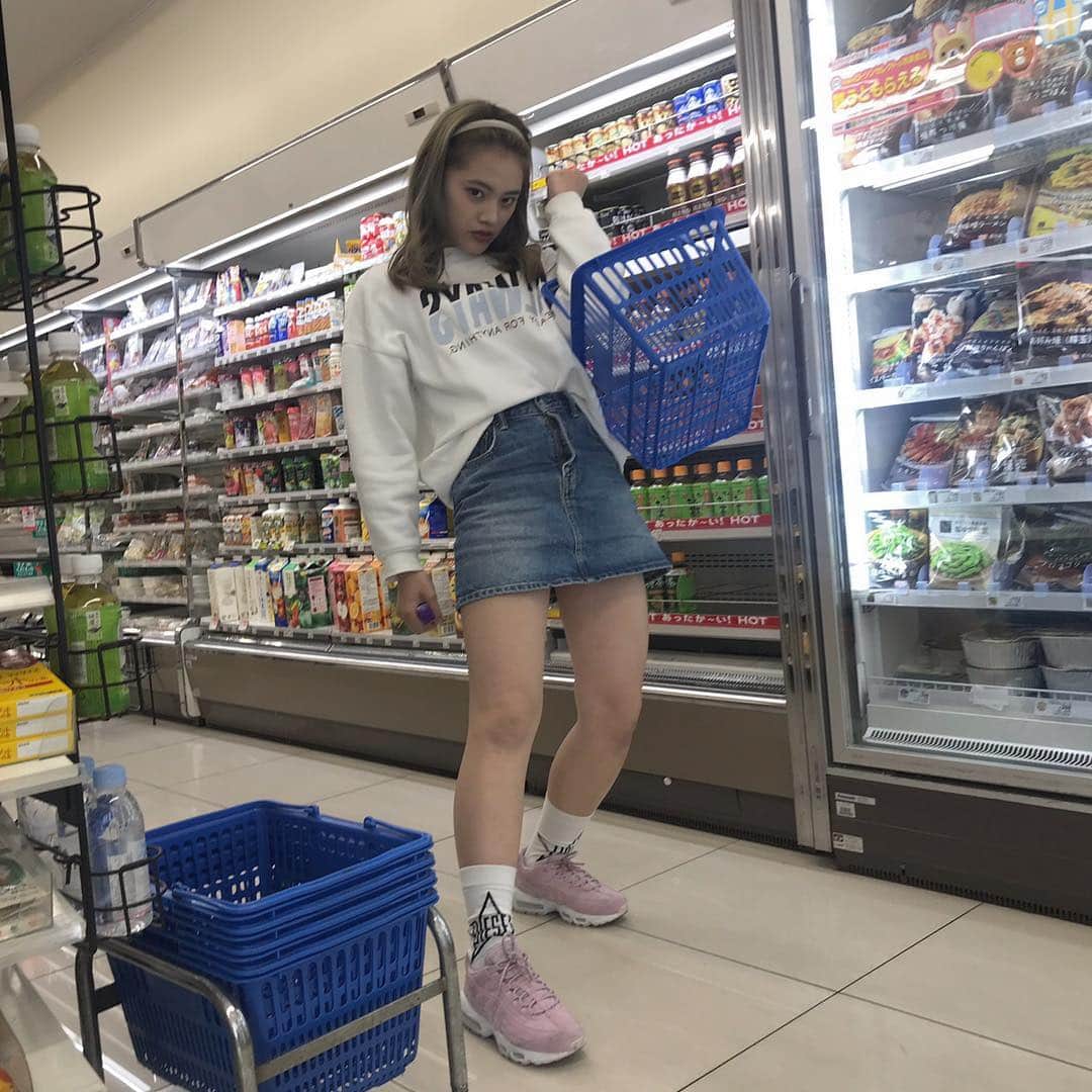 RUNA（竹田瑠奈）さんのインスタグラム写真 - (RUNA（竹田瑠奈）Instagram)「きのう #ルナシフク #靴 #おnew❤️ #airmax95  #めっかわ 💖 #一目惚れ 💖 #いつも #コンビニで #ガム #ふたつ #買うねん #ガムふたつだけやのに #カゴ #使う #ぴーーーーーーーー」4月7日 12時37分 - runacccc