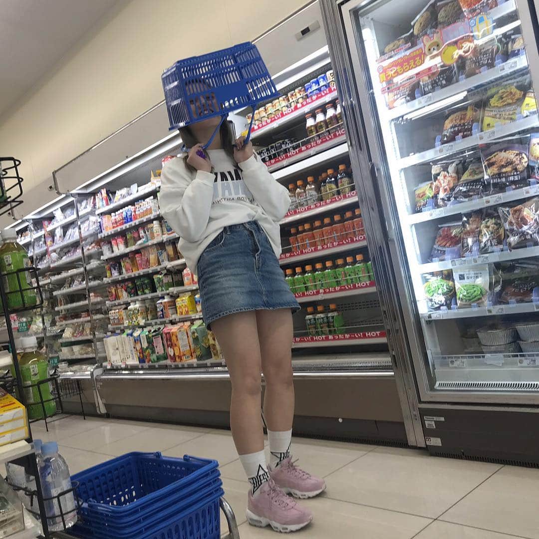 RUNA（竹田瑠奈）さんのインスタグラム写真 - (RUNA（竹田瑠奈）Instagram)「きのう #ルナシフク #靴 #おnew❤️ #airmax95  #めっかわ 💖 #一目惚れ 💖 #いつも #コンビニで #ガム #ふたつ #買うねん #ガムふたつだけやのに #カゴ #使う #ぴーーーーーーーー」4月7日 12時37分 - runacccc