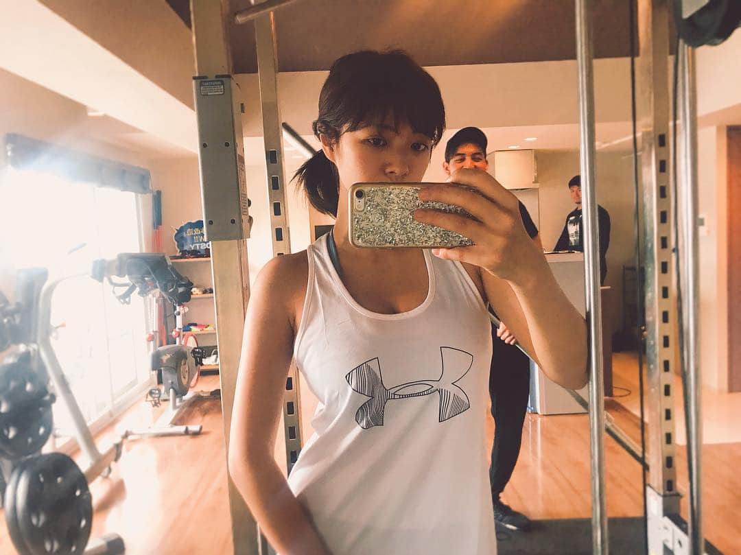わちみなみのインスタグラム：「朝から @bosty_official  今日はお尻とお腹🏃‍♂️﻿ ﻿ 肩がまるくなったからラインのわかりづらい﻿ ウェアばっかり着てたんだけど﻿ 今日から肩の見えるデザインのものにして﻿ 気合いをいれる✊﻿ 暑くなってきたしね☺︎﻿ 後ろでトレーナーさんが笑っている笑 ﻿ #わちみなみ﻿ #bosty ﻿ #gym #training #underarmour」