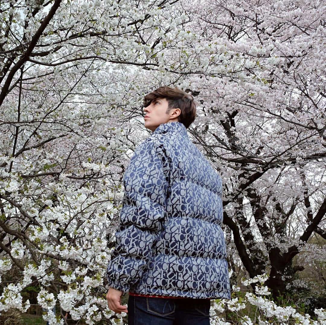 セバスチァーノ・セラフィニーさんのインスタグラム写真 - (セバスチァーノ・セラフィニーInstagram)「It is said that the cherry blossoms are a symbol of the Japanese concept of “mono no aware,” which can be translated a few ways, “the pathos of things,” “an empathy toward things” or “a sensitivity to ephemera.” This idea that all things in life come and go, everything that is in full bloom will die, perhaps. It can help us feel a greater appreciation for the beauty of life at its peak, such as the sakura in full bloom or such as watching an 18-year-old graduate from high school. We can be in this moment and appreciate it greatly, while at the same time, we can be aware that it will not last and this young, vibrant person (or flower) in front of us will one day be an old, decrepit person (or fallen flower on the ground, trampled by humans, animals and cars). Does that thought make you sad? It does for me, but it is not only sadness I feel. #桜 @sebastianoserafini_giappone」4月7日 12時42分 - sebastianoserafini