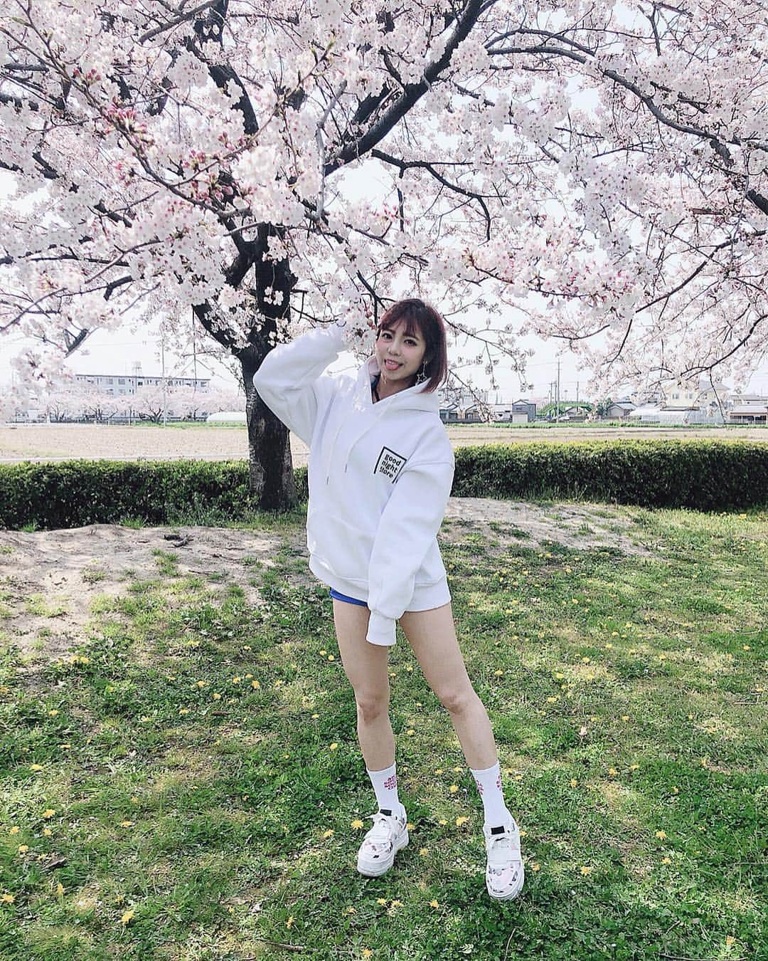 吉澤友貴さんのインスタグラム写真 - (吉澤友貴Instagram)「お花見できた～🥰🌸 綺麗だったうれしい💕💕 、 、 👚: @beep_ss」4月7日 12時46分 - yuki_yoshizawa_