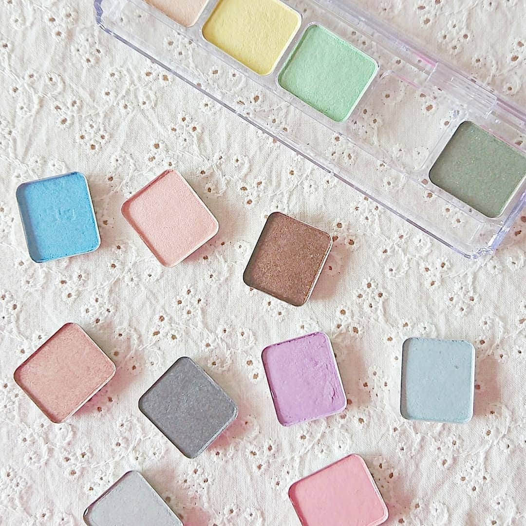 おおぬまゆきさんのインスタグラム写真 - (おおぬまゆきInstagram)「. . WEBSHOP、オーダーいただきました皆さま、ありがとうございました❤️ 昨日全ての発送を終えましたので、メールのご確認をお願いしまーす！ 次回は6月を予定しています。 またどうぞよろしくお願いいたします!! . .  昨年のアトリエで作ったアイカラーパレット。 一番出番の多いベースカラーがなくなってしまった！とのお声が多くいただいています。 特にイエローやベージュですよね。(笑) . なので、5月から居残りで、なくなったカラーをお作りいただけるようにします✨ 1色でも2色でもOKです。 . また改めてお知らせしますので、テキストを探しておいてくださいね。(笑) . ＊なくなったカラーのみ、新しいカラーはお作りいただけません。 . . . #floatワークショップ  #floatコスメ  #手作りコスメ . .」4月7日 12時48分 - yuki0207float