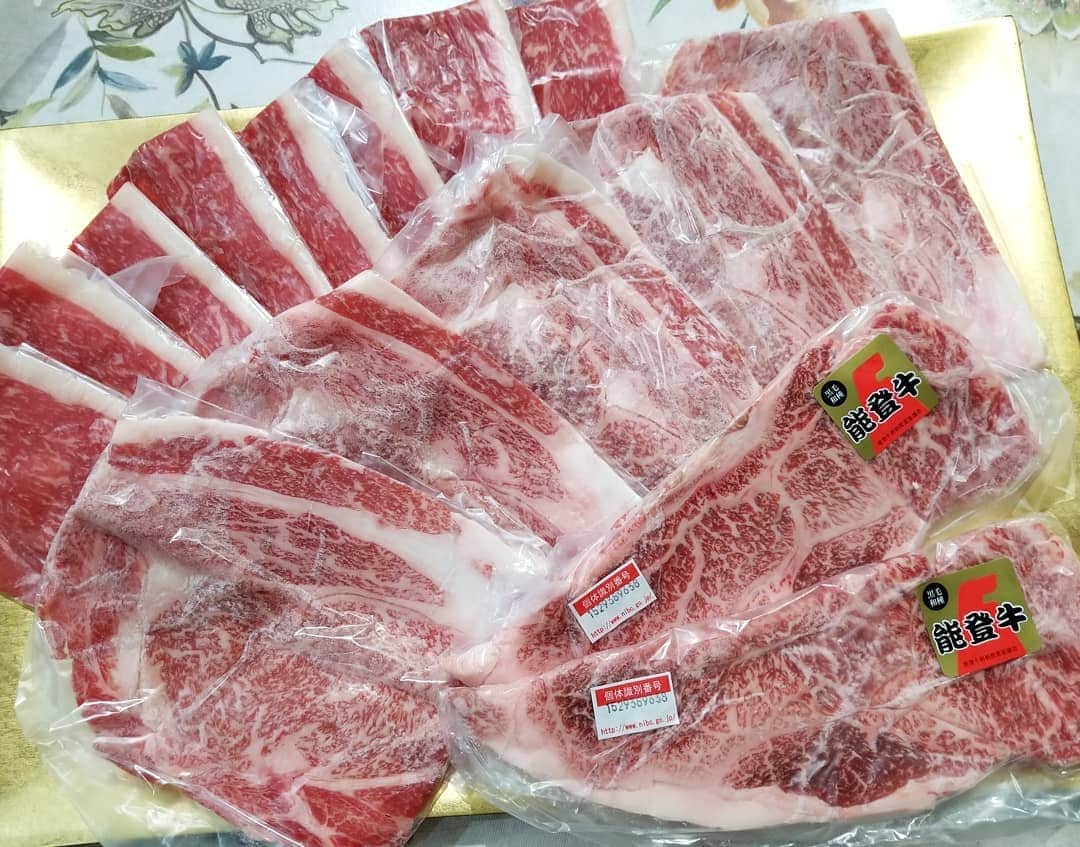 石関友梨のインスタグラム：「能登牛セレクション！！石川のお土産Part2☆東京で食べたらきっと3倍～5倍のお値段ですわ( °▾°)💦 能登牛、脂身が甘くて大好き♡ #金沢グルメ #能登牛 #サーロイン #しゃぶしゃぶ #ゆりもり宅はIH #火でちゃんと焼きたくて #知り合いのお肉店で焼いてもらった #うまっ  #近江町市場のお肉屋さん #現地の焼肉屋さんも良いが #肉屋で買って食べた方がリーズナブル #これから選挙の投票へ行ってきます～ #お世話になってます高井俊一郎氏 #私が出演してる市内のイベントにも #力を貸してくれてます #ぺこり」
