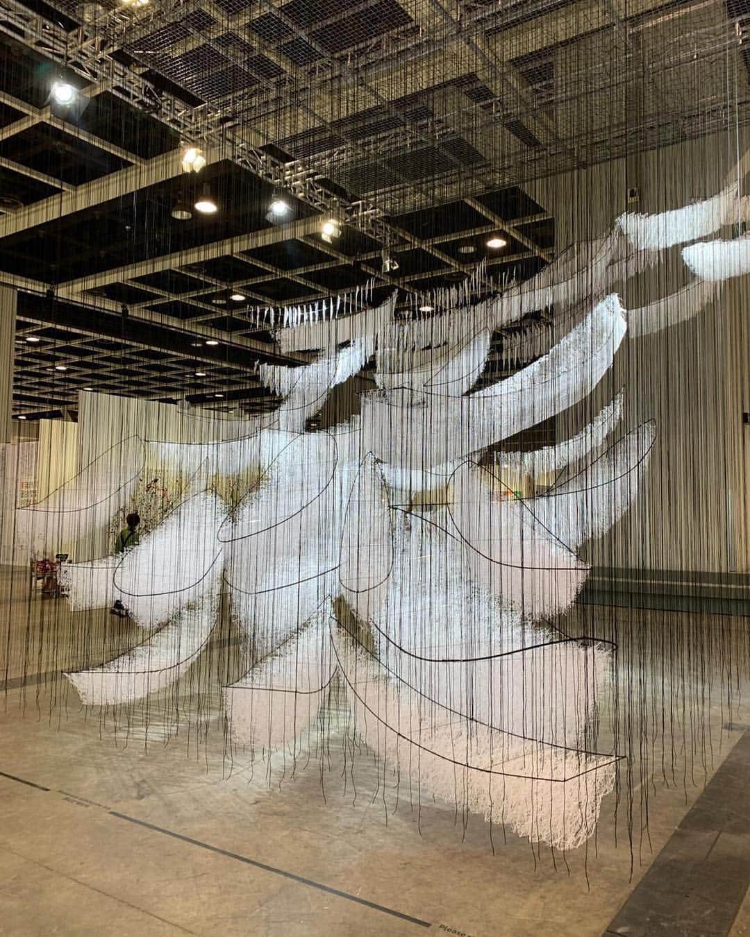 Design Milkさんのインスタグラム写真 - (Design MilkInstagram)「@chiharushiota’s “Where are we going?” #installation at @artbasel Hong Kong is made of metal + plasticized cotton which gives the installation its dreamlike, ethereal  quality. \\\ photo by @victor2bonnecaze via @galerietemplon」4月7日 12時49分 - designmilk