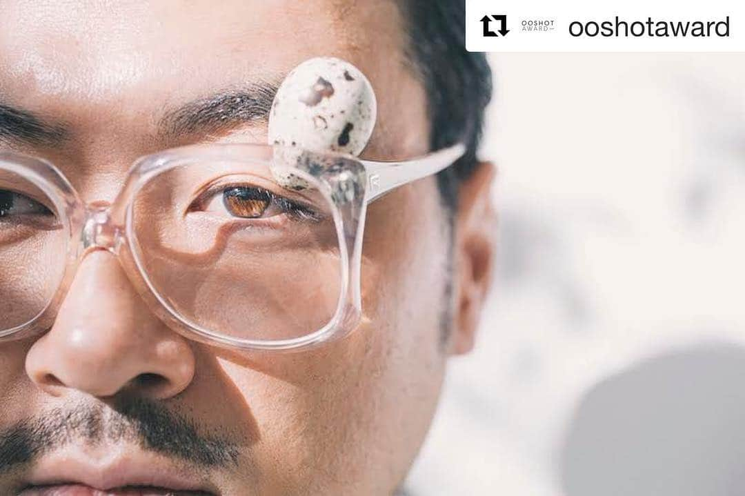 横浪修さんのインスタグラム写真 - (横浪修Instagram)「パリで行われるOoshot awardに前野健太さんのアートワークが最終候補まで選ばれました。#横浪修 #osamuyokonami #Repost @ooshotaward with @get_repost ・・・ [PRE-SELECTED CANDIDATES]  Osamu Yokonami best known for his exploration of collective identity through the use of group portraiture depicts the identity of singer-songwriter Kenta Maeno. In the spirit of the CD “Sakura” the photographer created a surrealism atmosphere. © Commission from Kenta Maeno to @osamuyokonami #ooshotaward2018」4月7日 13時00分 - osamuyokonami