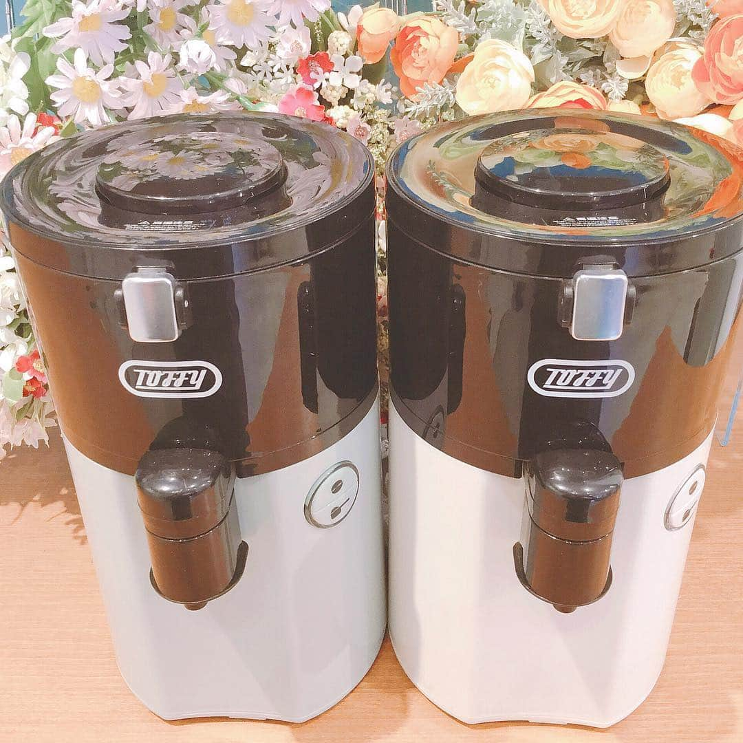 Toffy_Jiyugaokaさんのインスタグラム写真 - (Toffy_JiyugaokaInstagram)「例えば朝からコーヒー豆を挽く香りに包まれたなら…✨☕️☕️☕️ ・ そんな貴方に朗報です。 コンパクトながら豆からも、粉からもコーヒーを入れられる全自動コーヒーメーカーのご紹介です。 ・ しかも、時短で美味しい‼️ ・ 油分もキチンと抽出し、コクのあるコーヒーに🧡 ・ 伸縮性のあるノズルも付いているので、お手持ちの色々な大きさのマグカップに対応します☕️ ・ そして今ならお買い上げの方に、あの有名な堀口珈琲さんがtoffy のコーヒーメーカーの為にブレンドして下さっているコーヒー豆をプレゼント致します🎁🎁🎁💝💝💝 ・ 賢くて可愛い家電なら是非toffyへ。  #toffy #toffy自由が丘  #キングジム #kingjim #コーヒー #コーヒーメーカー #コーヒーミル #コーヒーが冷めないうちに #コーヒー大好き #コーヒー好き #コーヒー好きな人と繋がりたい #コーヒーのある暮らし  #可愛い #おしゃれ#キッチン家電 #お洒落#自由が丘 #自由が丘カフェ #自由が丘駅 #可愛い家電 #オシャレ家#家電好き #キッチン家電 #家電購入 #家電女子 #家電探し #雑貨#雑貨屋#雑貨屋さん #堀口珈琲ブレンド #堀口珈琲」4月7日 12時58分 - toffy_jiyugaoka