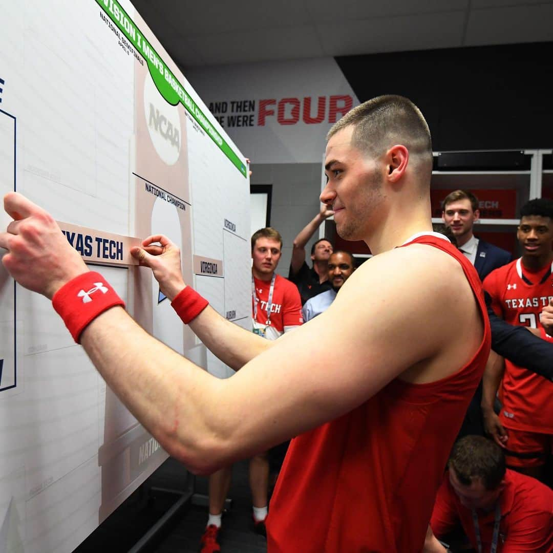 Under Armourさんのインスタグラム写真 - (Under ArmourInstagram)「Wreck ‘em and advance. @texastechmbb flexes their 🔒-down defense to #UnleashChaos on Sparty. The Red Raiders are headed to the Natty. 🏀 #WEWILL」4月7日 12時58分 - underarmour