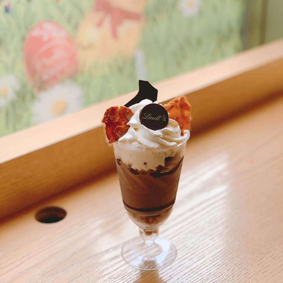 渚のインスタグラム：「昼パフェ ☺️💕 #parfait #パフェ #lindt」