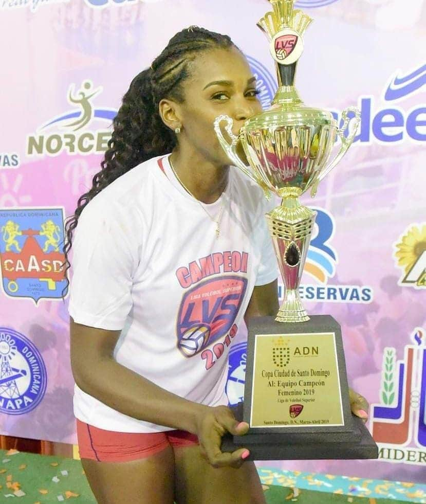 ベタニア・デラクルスさんのインスタグラム写真 - (ベタニア・デラクルスInstagram)「CAMPEONES DE LA LIGA DE VOLEIBOL SUPERIOR 2019🎊🎉 Agradecida de esta experiencia, Gracias  a mis chicas por el respeto y cariño😘😘😘 📸@manolitoenelplay」4月7日 13時00分 - thebigbeth