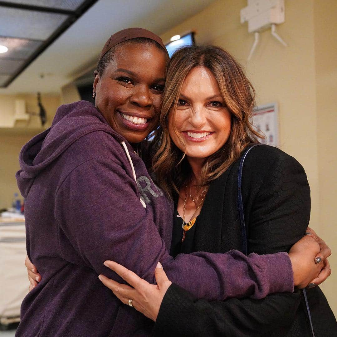 Saturday Night Liveさんのインスタグラム写真 - (Saturday Night LiveInstagram)「Backstage with @lesdogggg and @therealmariskahargitay! *dun dun*」4月7日 13時09分 - nbcsnl