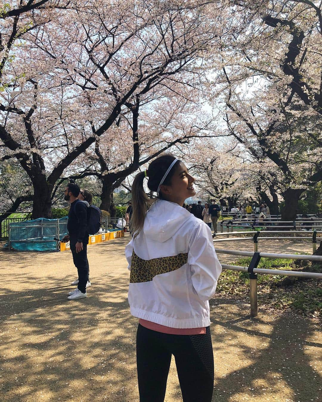 佐野千晃さんのインスタグラム写真 - (佐野千晃Instagram)「みーんなやってるからあたしもお花見ラン🌸🌸🌸﻿ ﻿ 一人だと20kmなんて意気込まないと走れないけど、人といると22km全然余裕だったな〜﻿ ﻿ ゆったりながーくたまに歩かされて←﻿ いいお天気で気持ちよかった( ´ ▽ ` )﻿ ﻿ ランニングはやっぱ春に始めるのが一番いいね←  みかさんありがとう( ´ ▽ ` )﻿ ﻿ #run #running #marathon #フルマラソン #マラソン #マラソン女子 #人生自由自在 #走る女子 #ファッション #ウェア #楽しく走る #ランニング #ジョギング」4月7日 13時09分 - sanochiaki810