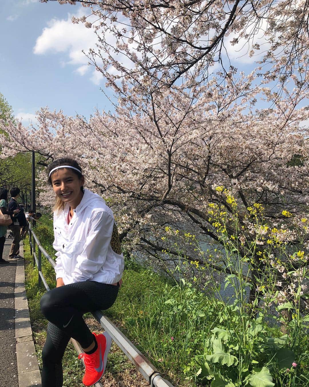 佐野千晃さんのインスタグラム写真 - (佐野千晃Instagram)「みーんなやってるからあたしもお花見ラン🌸🌸🌸﻿ ﻿ 一人だと20kmなんて意気込まないと走れないけど、人といると22km全然余裕だったな〜﻿ ﻿ ゆったりながーくたまに歩かされて←﻿ いいお天気で気持ちよかった( ´ ▽ ` )﻿ ﻿ ランニングはやっぱ春に始めるのが一番いいね←  みかさんありがとう( ´ ▽ ` )﻿ ﻿ #run #running #marathon #フルマラソン #マラソン #マラソン女子 #人生自由自在 #走る女子 #ファッション #ウェア #楽しく走る #ランニング #ジョギング」4月7日 13時09分 - sanochiaki810