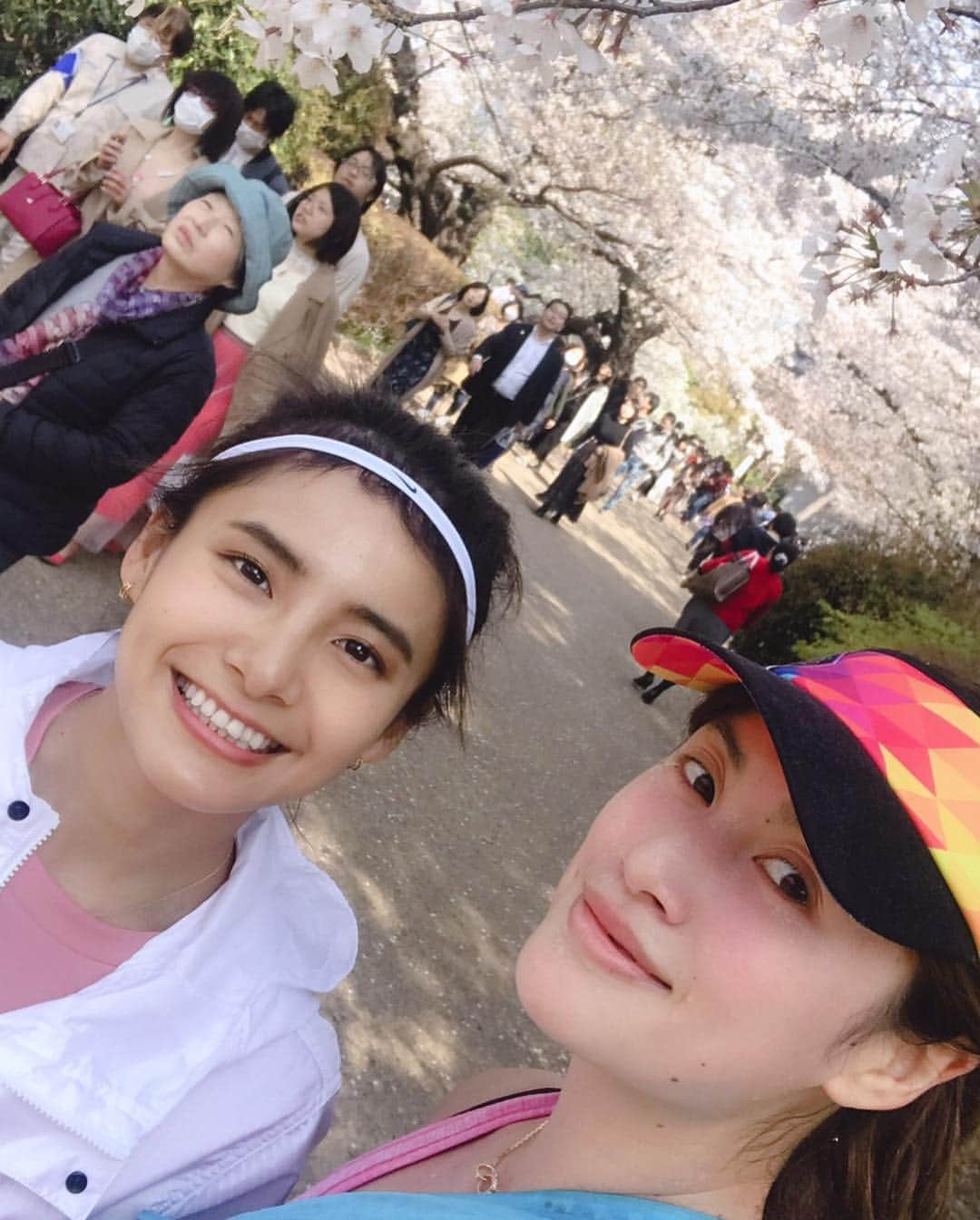 佐野千晃さんのインスタグラム写真 - (佐野千晃Instagram)「みーんなやってるからあたしもお花見ラン🌸🌸🌸﻿ ﻿ 一人だと20kmなんて意気込まないと走れないけど、人といると22km全然余裕だったな〜﻿ ﻿ ゆったりながーくたまに歩かされて←﻿ いいお天気で気持ちよかった( ´ ▽ ` )﻿ ﻿ ランニングはやっぱ春に始めるのが一番いいね←  みかさんありがとう( ´ ▽ ` )﻿ ﻿ #run #running #marathon #フルマラソン #マラソン #マラソン女子 #人生自由自在 #走る女子 #ファッション #ウェア #楽しく走る #ランニング #ジョギング」4月7日 13時09分 - sanochiaki810