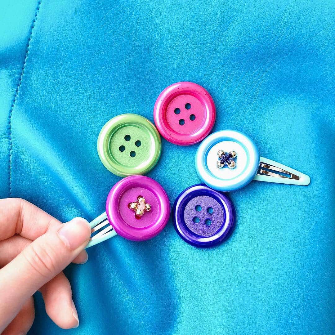 のインスタグラム：「カラフル。 * * 大きなボタンに一目惚れして 髪につけたいなぁと思って パッチンピンにしてみたの。 * * #ハンドメイド #ハンドメイドアクセサリー #ボタン」