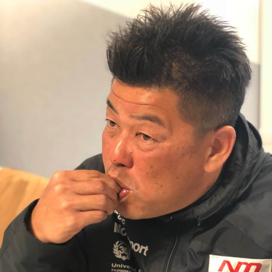 中村紀洋さんのインスタグラム写真 - (中村紀洋Instagram)「巨大あまおう をいただいたので食べました！ . とてつもなく甘い そして とてつもなく美味しい . 春ですね . 僕は今、浜松です . 今年も夙川の桜見れるかな . #夙川公園#あまおう#いちご#夙川桜」4月7日 13時04分 - nakamura_norihiro5