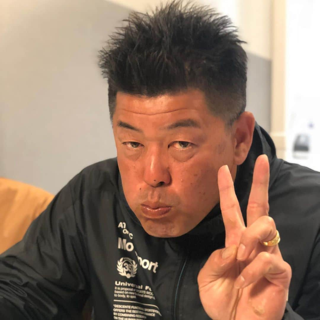 中村紀洋さんのインスタグラム写真 - (中村紀洋Instagram)「巨大あまおう をいただいたので食べました！ . とてつもなく甘い そして とてつもなく美味しい . 春ですね . 僕は今、浜松です . 今年も夙川の桜見れるかな . #夙川公園#あまおう#いちご#夙川桜」4月7日 13時04分 - nakamura_norihiro5