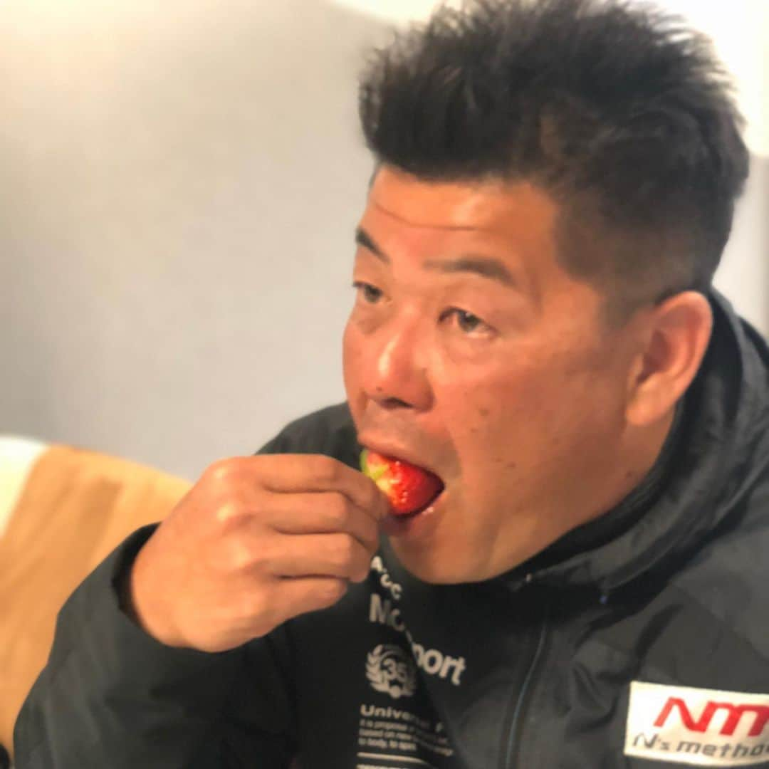 中村紀洋さんのインスタグラム写真 - (中村紀洋Instagram)「巨大あまおう をいただいたので食べました！ . とてつもなく甘い そして とてつもなく美味しい . 春ですね . 僕は今、浜松です . 今年も夙川の桜見れるかな . #夙川公園#あまおう#いちご#夙川桜」4月7日 13時04分 - nakamura_norihiro5