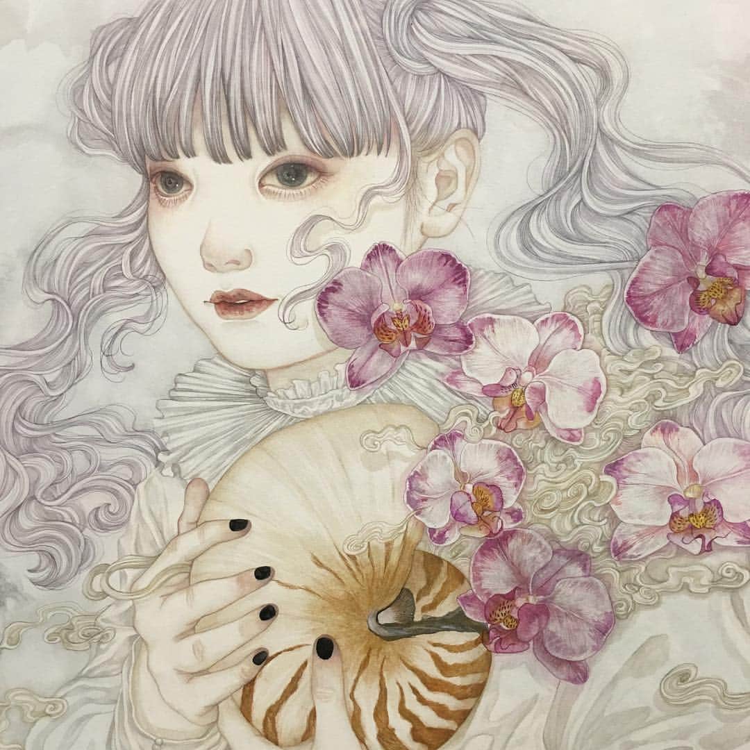 佐久間友香のインスタグラム：「detail アートクロス に墨、岩絵具、アクリル絵具 natural mineral pigments, Japanese ink ,acrylic paint on art cloth. #illustration #art#japanesepainting#日本画#イラスト#アート#絵#胡蝶蘭」
