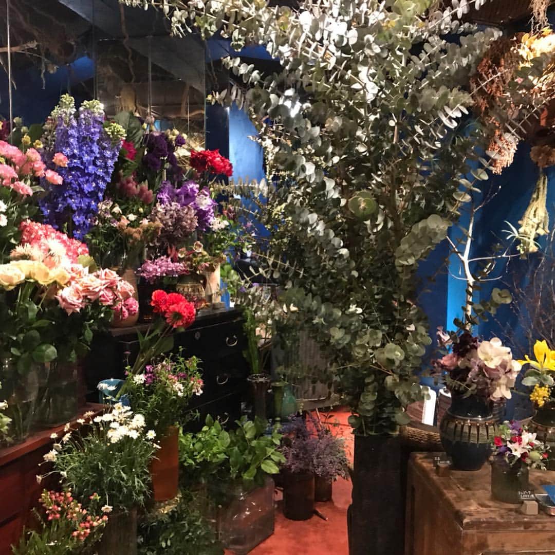 知念美加子さんのインスタグラム写真 - (知念美加子Instagram)「通りががりに見つけた 可愛いお花屋さん♫ ・ ・ おうち作業が多くなる週に、まとめて買うことが多い🌹 ・ ・ ふと目に入るとやっぱりキュンとする💗 ・ ・ ・ #花屋さん #花のある暮らし #ちねんmemo #三軒茶屋 #unnatural」4月7日 13時14分 - chinenmikako