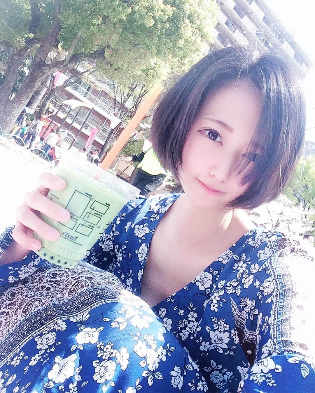 澤田百合亜さんのインスタグラム写真 - (澤田百合亜Instagram)「昨日はお花見してきたよー！！ 楽しかった！ そのあとは我が事務所のマネージャー水野さんのバースデーでした！楽しかったなぁ！ おめでとうございます㊗️🎉 細やかながら、シャンパンもともさん、えりちゃんと合同で出しました🍾 喜んでもらえたらいいなあ。  #お花見 #桜 #🌸 #花より団子 #浅草 #隅田川 #タピオカ #コンカフ#会員制 #自撮り女子 #秋葉原 #akihabara #japanesegirl #japanese #japan #sakura」4月7日 13時15分 - yuria1991